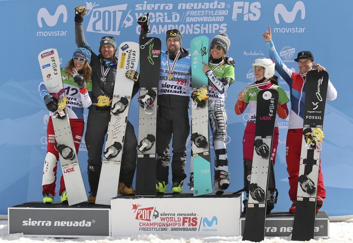 Ester Ledecka est sur la première marche du podium&nbsp;du&nbsp;géant parallèle de snowboard, à l'occasion des Mondiaux de snowboard le 16 mars&nbsp;2017 en Sierra Nevada (Espagne). (ALBERT GEA / REUTERS)