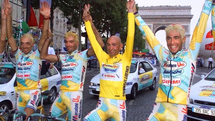 Marco Pantani célèbre sa victoire sur le Tour de France 1998 avec ses coéquipiers de l'équipe Mercatone Uno, sur les Champs-Elysées (Paris) le 2 août 1998. (JOEL SAGET / AFP)