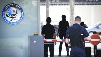 Des policiers devant le siège de la DGSE à Paris, le 4 juin 2015. (MARTIN BUREAU / AFP)