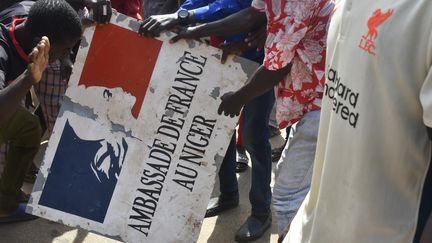 L'ambassade française à Niamey a été attaquée lors d'une manifestation pour demander le retrait des formes armées française du Niger, dimanche 30 juillet. (AFP)