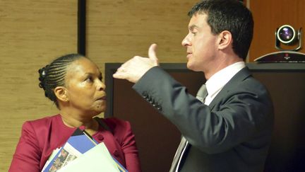 La ministre de la Justice, Christiane Taubira, et le ministre de l'Int&eacute;rieur, Manuel Valls, &agrave; la pr&eacute;fecture de Haute-Corse &agrave; Bastia, le 26 novembre 2012.&nbsp; (PIERRE MURATI  / REUTERS )