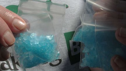 A Albuquerque (Etats-Unis), des boutiques vendent des bonbons qui ressemblent &agrave; la meth bleue fabriqu&eacute;e par Walter White, le h&eacute;ros de la s&eacute;rie&nbsp;"Breaking Bad". (RUSSELL CONTRERAS/AP/SIPA)