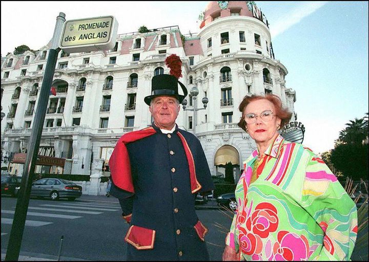 Jeanne Augier, propriétaire du Negresco à Nice, avec un voiturier en livreée à la française (2010) 
 (PATRICK HERTZOG / AFP)