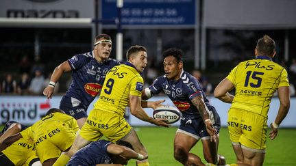 Les joueurs d'Agen et de Nevers lors du match de la 29e journée de ProD2 entre les deux équipes, le 27 avril 2023. (LOIC DEQUIER / MAXPPP)