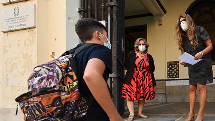 Devant une école romaine en Italie lors de la rentrée scolaire en septembre 2020 (photo d'illustration). (VINCENZO PINTO / AFP)