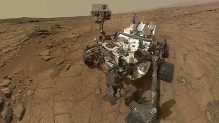 A l'aide de son bras articul&eacute;, le robot Curiosity peut prendre de multiples photos de lui. Une fois regroup&eacute;es, elles permettent d'obtenir ce clich&eacute;, transmis par la Nasa le 22 mai 2013. (NASA / AFP)