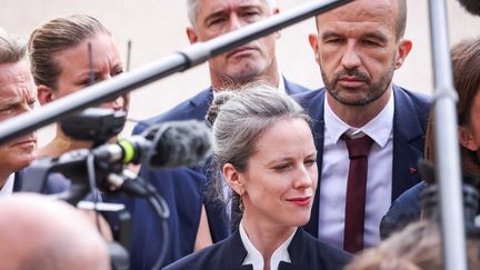 Lucie Castets entourée des forces du Nouveau front populaire à la sortie d'un entretien avec Emmanuel Macron à l'Elysée le 23 août 2024. (LUC NOBOUT / MAXPPP)