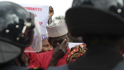 Un parent d'une lyc&eacute;enne enlenv&eacute;e en avril par Boko Haram au Nigeria participe &agrave; une manifestation pour r&eacute;clamer une action des autorit&eacute;s, &agrave; Abuja, le 14 octobre 2014. (AFOLABI SOTUNDE / REUTERS)