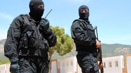 Des membres des forces spéciales tunisiennes montent la garde à Kasserine, près de mont Chaambi, le 7 mai 2013.  (AFP - ABDERRAZEK KHLIFI)