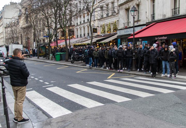 Une centaine de personnes patientent rue des Archives à Paris (4e arrondissement) aux abords de la boutique Bape, quelques minutes avant son ouverture, le 1er décembre 2017. (ELODIE DROUARD / FRANCEINFO)