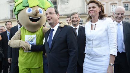 Fran&ccedil;ois Hollande avec la mascotte de l'Eurobasket, &agrave; c&ocirc;t&eacute; de la Premi&egrave;re ministre slov&egrave;ne,&nbsp;Alenka Bratusek, &agrave; Lubiana (Slov&eacute;nie), le 25 juillet 2013. (BERTRAND GUAY / AFP)