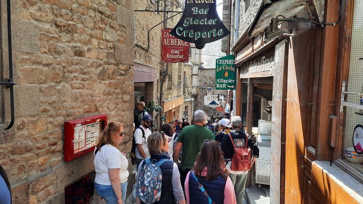 Dans les rues du Mont-Saint-Michel, le 18 mai 2023. (LUCIE THUILLET / RADIO FRANCE)