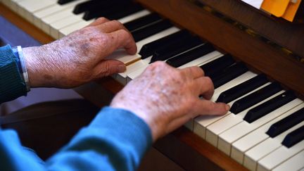 Un sénior joue du piano. Photo d'illustration. (GEORGES GOBET / AFP)