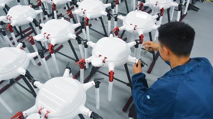 Un employé dans une usine de drones à Yuexi (Chine), en mai 2024 (MAXPPP)