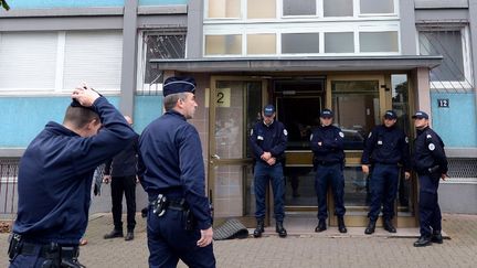 Des agents de police devant l'immeuble du quartier de l'Esplanade, &agrave; Strasbourg (Bas-Rhin), samedi 6 octobre, apr&egrave;s la mort d'un homme lors d'une interpellation.&nbsp; (PATRICK HERTZOG / AFP)