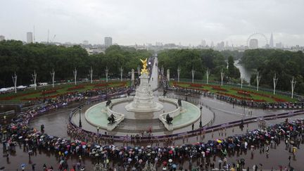 Les spectateurs devant Buckingham Palace 