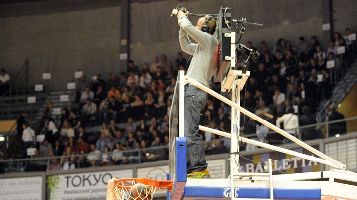 Un cameraman place une cam&eacute;ra pendant un entra&icirc;nement de l'Elan Chalonnais, le 24 mars 2012.&nbsp; (YVES SALVAT / MAXPPP)