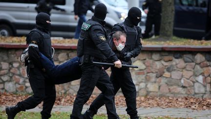 Des policiers portent un homme lors d'une manifestation de l'opposition contre le président Alexandre&nbsp;Loukachenko, à Minsk (Biélorussie), le 1er novembre 2020. (AFP)