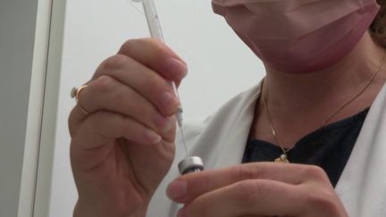 Depuis plusieurs semaines, les cas de Covid-19 repartent à la hausse. Les Français sont-ils prêts à repasser par la case vaccin ? (FRANCEINFO)