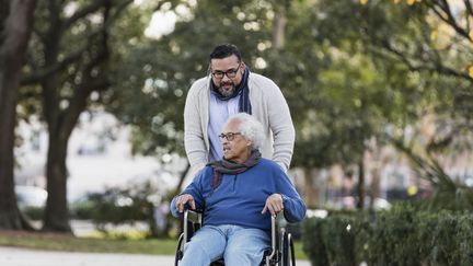 The average age of caregivers in France is 42 years and the average age of entry into caregiving is 33 years. (Illustration) (KALI9 / E+ / GETTY IMAGES)