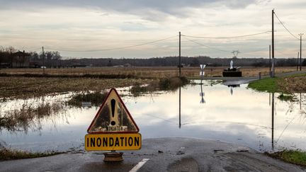 Une route inondée à Onard (Landes), le 16 décembre 2019. (JEROME GILLES / AFP)