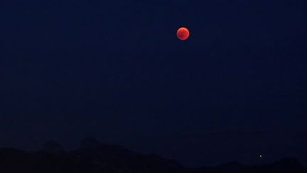 "Pendant la première partie, la Lune est simplement éclairée par la lumière diffusée par l'atmosphère de la Terre, qui est une lumière très rouge", explique à franceinfo&nbsp;Olivier Las Vergnas, astronome et président de l'Association française d'astronomie (AFA). Voici le résultat à Chardonne (Suisse). (DENIS BALIBOUSE / REUTERS)