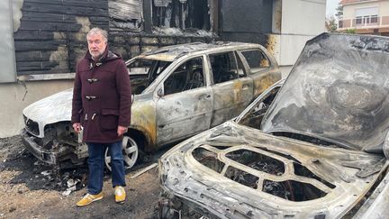 Le maire de Saint-Brevin-les-Pins (Loire-Atlantique), Yannick Morez, devant sa maison et ses voitures incendiées, le 22 mars 2023. (MAXPPP)