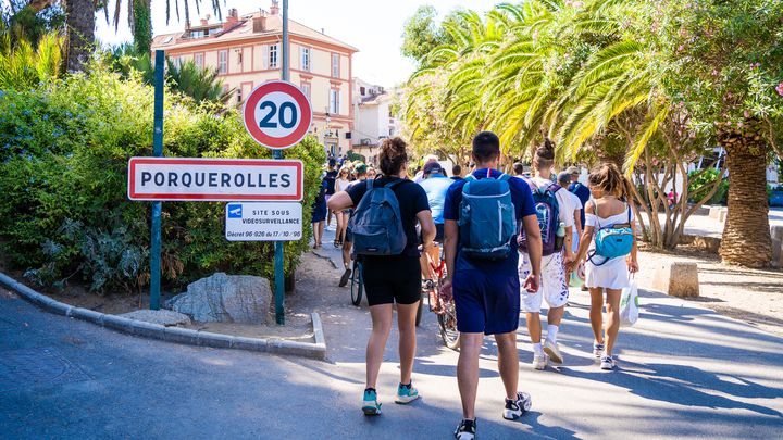 Des vacanciers arrivent sur l'ile de Porquerolles, le 13 août 2022. (AMAURY CORNU / HANS LUCAS / VIA AFP)