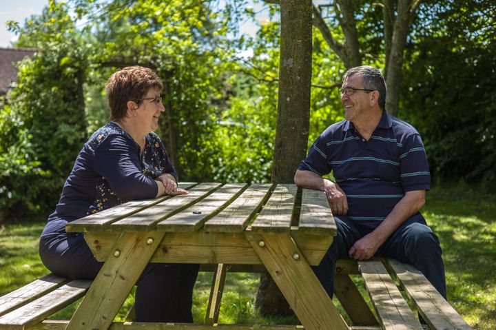 Jean-Noël et Marie-Elise Vovard, exploitants de&nbsp;la ferme Chauvet (Sarthe) en mai 2017. (MATTHIEU MONDOLONI / RADIO FRANCE)