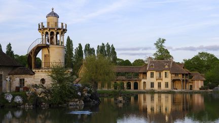 La Maison de la Reine restaurée et la Tour de Malborough
 (Château de Versailles )