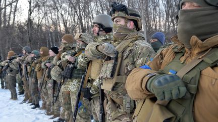 Des militaires ukrainiens à Kharkiv (Ukraine), le 11 mars 2022.&nbsp; (SERGEY BOBOK / AFP)