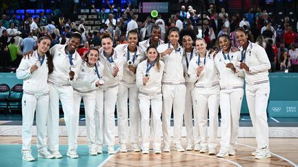 La dernière est d'argent. Battues d'un point par les Américaines (66-67), invaincues aux Jeux depuis 1992, les Bleues du basket ont décroché la dernière médaille de la délégation française aux JO de Paris, le 11 août 2024 à l'Arena Bercy. (AFP)