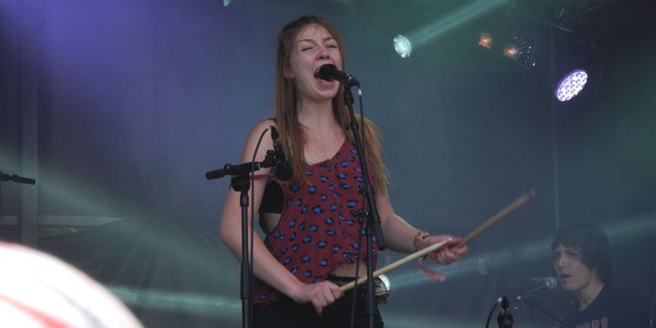 La chanteuse des Shake Shake Go à Beauregard
 (Clément Martel / Culturebox)