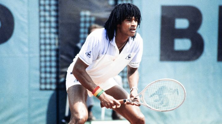 Yannick Noah en retour de service pendant le tournoi de Roland-Garros en mai 1983 (DOMINIQUE FAGET / AFP)