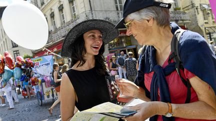 Interprétée et mise en scène par Fanny de Font-Réaulx, avec Louise Massin, "Les larmes amères de Petra von Kant", rassemble sur le festival 11 comédiens dont une majorité de jeunes femmes danss en coulisses comme sur scène.
 (Vincent Damourette / Culturebox)