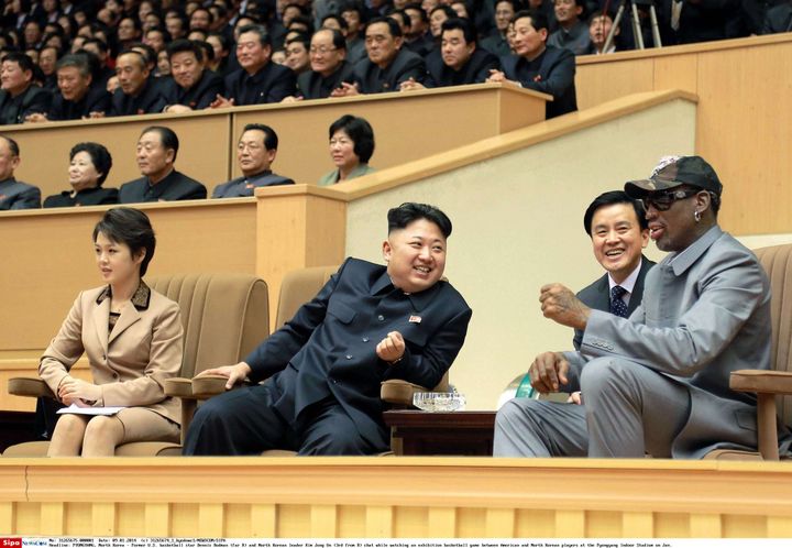 A Pyongyang, Kim Jong-un et l'ancien basketteur Dennis Rodman assistent à un match entre Nord-Coréens et Américains. (NEWSCOM / SIPA)