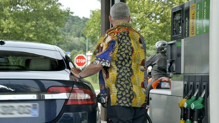 Un automobiliste fait le plein dans une station service de Crest dans la Drôme le 8 août 2015. (ALAIN LE BOT / PHOTONONSTOP)