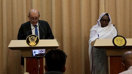 Le&nbsp;ministre français des Affaires étrangères, Jean Yves Le Drian, aux côtés de son homologue soudanaise&nbsp;Asma Mohamed Abdallah, lors d'un point de presse à Khartoum, le 16 septembre 2019. (MAHMOUD HJAJ / ANADOLU AGENCY)