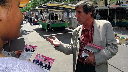 Bernard Menez lors de sa campagne aux législatives de 2002. (MAXPPP)