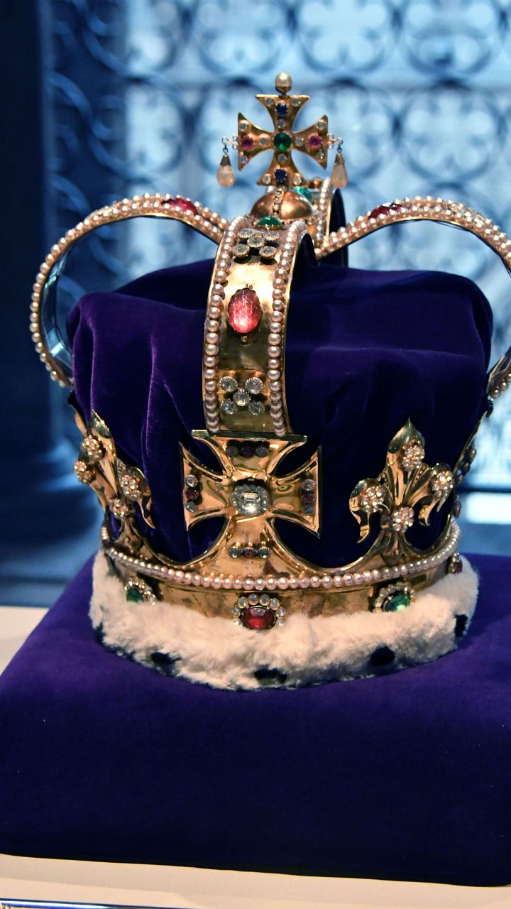 La couronne du roi Edouard, fabriquée en 1661, est la plus importante et la plus sacrée des couronnes. D'ordinaire conservée dans la Tour de Londres, cette couronne en or massif sertie de pierres semi-précieuses pèse plus de 2 kilos. (NILS JORGENSEN/SHUTTERS/SIPA / SIPA)