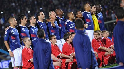 Les Bleus chantent la Marseillaise, le 12 octobre 2010, lors du match entre la France et le Luxembourg.&nbsp; (FRANCK FIFE / AFP)