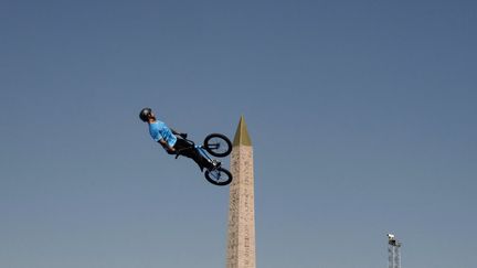 En osmose avec la Concorde, l'Argentin José Torres Gil lévite sur son BMX, le 29 juillet 2024. (JEFF PACHOUD / AFP)