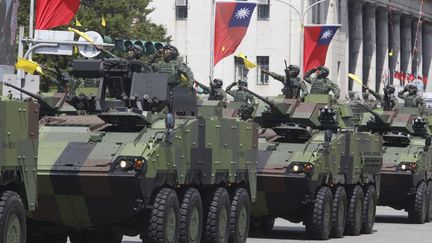 Des véhicules militaires taïwanais&nbsp;défilent devant les bureaux présidentiels à Taipei, lors de la fête nationale, le 10 octobre 2021. (EYEPRESS NEWS / AFP)