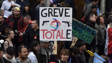 Manifestation contre la vie chère et l'inaction climatique, à Paris, le 16 octobre 2022. (JULIEN DE ROSA / AFP)