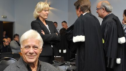 Guy Bedos assis dans l'enceinte du&nbsp;tribunal correctionnel de Nancy (Meurthe-et-Moselle), devant Nadine Morano qui &eacute;change avec ses avocats, le 7 septembre 2015.&nbsp; (JEAN-CHRISTOPHE VERHAEGEN / AFP)