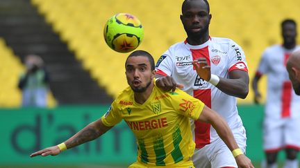 Le Dijonnais Moussa Konate met la pression sur Fabio Da Silva Pereira (LOIC VENANCE / AFP)