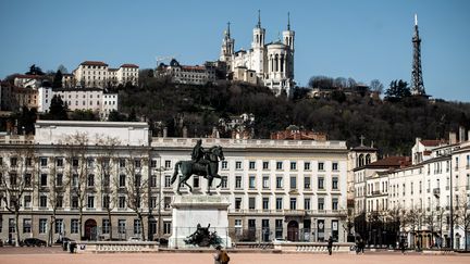 La place Bellecour, le 17 mars 2020, à Lyon.&nbsp; (JEFF PACHOUD / AFP)