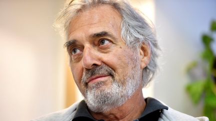 Jean-Paul Dubois lors d'un débat à la librairie de l'Ombre blanche, à Toulouse, le 16 septembre 2016. (REMY GABALDA / AFP)