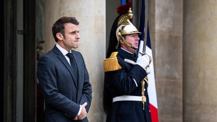 Emmanuel Macron, le 24 janvier 2023, à l'Elysée, à Paris. (XOSE BOUZAS / HANS LUCAS / AFP)