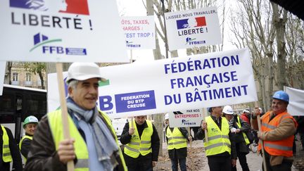 Des patrons de la F&eacute;d&eacute;ration fran&ccedil;aise du b&acirc;timent&nbsp;manifestent &agrave; Paris, le lundi 1er d&eacute;cembre.&nbsp; (REMY GABALDA / AFP)